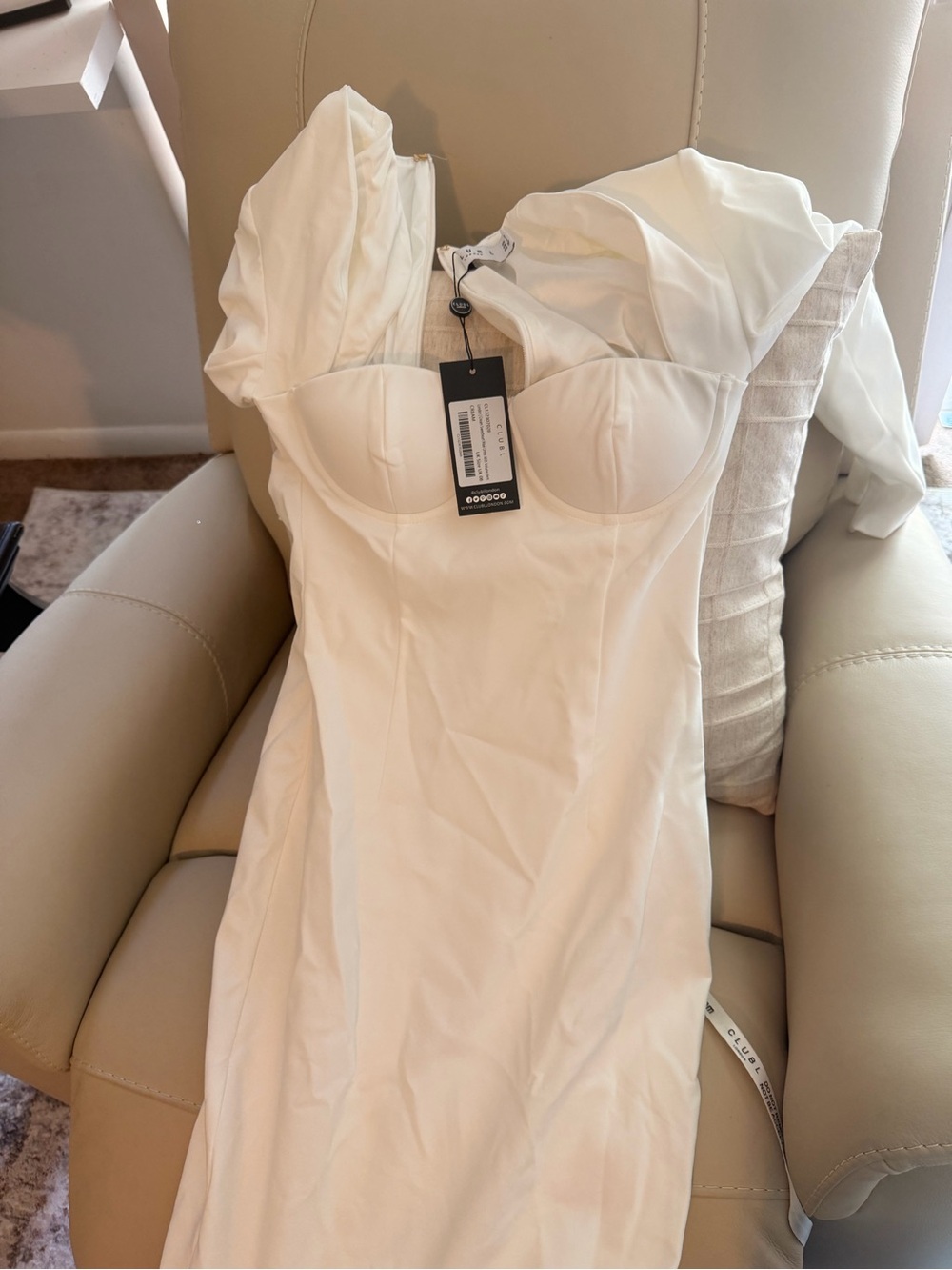 Club L London White Long Sleeve Mermaid Gown with Sweetheart Bust - Picture 4 of 6